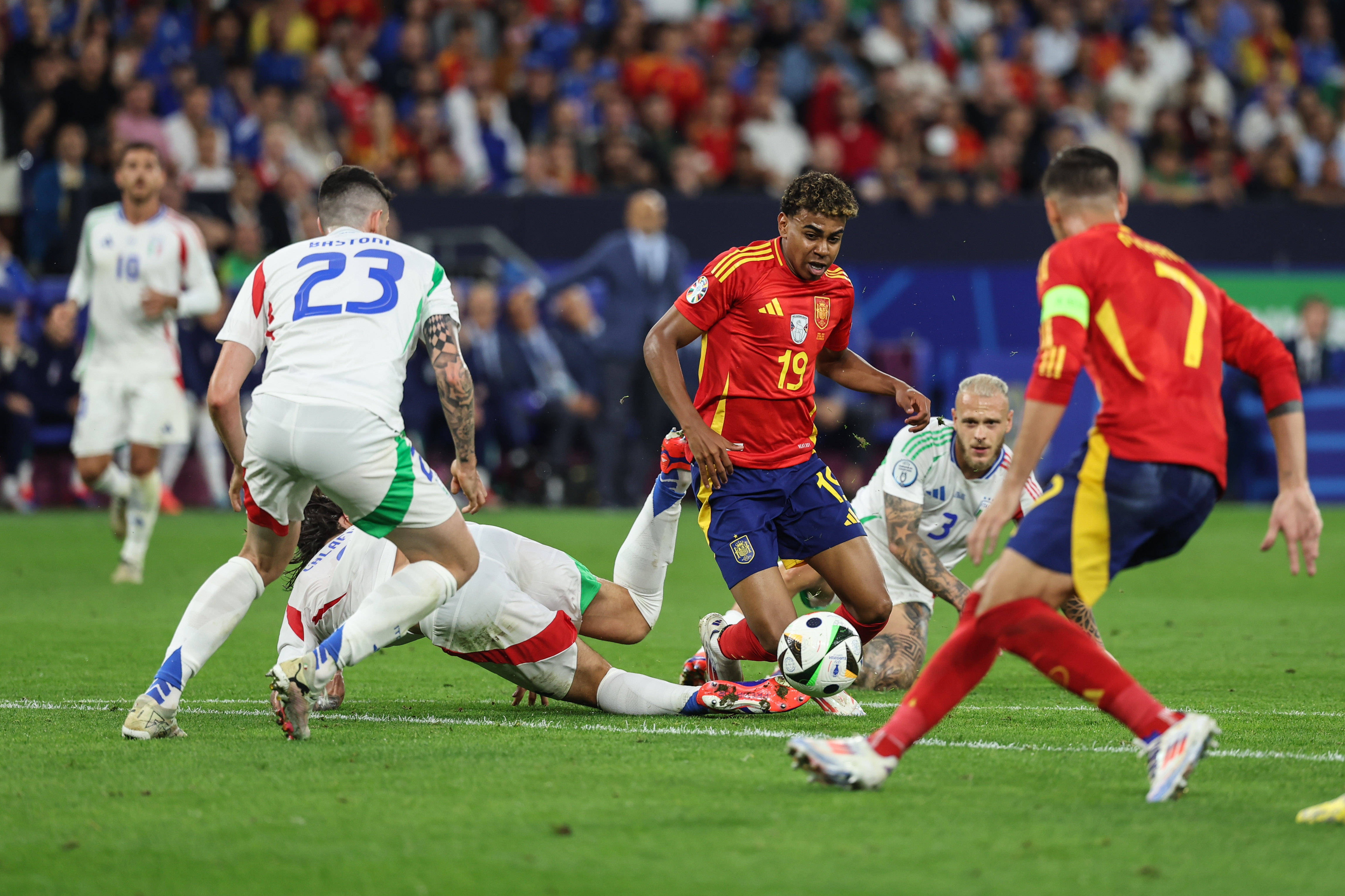 队员们在欧洲国家足球大赛中奋勇争先