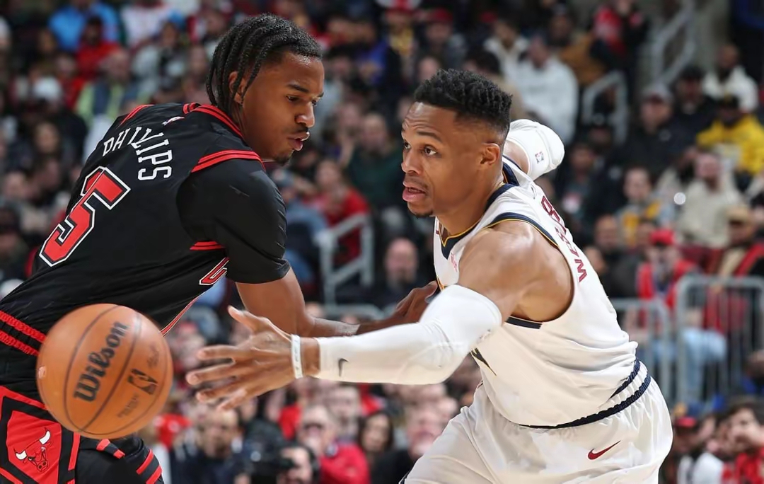 阿扎伦卡连续三场比赛得分超过挺进下一轮，湖人挑战极限！